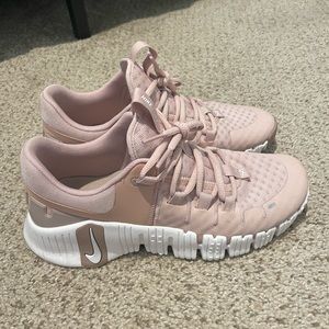 Women’s Nike Metcon 5 Sneakers. Light pink color
